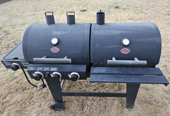 Char-Griller
Double Play 1,260 sq., in. 3-Burner Gas and Charcoal Grill in Black