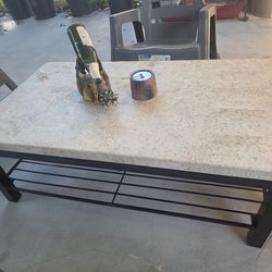 2 mesas de metal y travertino, en perfecto estado