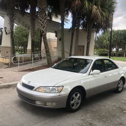 Lexus ES300 $3,500