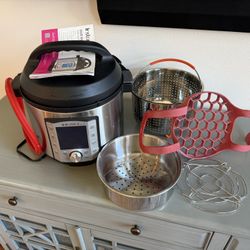 5qt Instant Pot With Extras. 