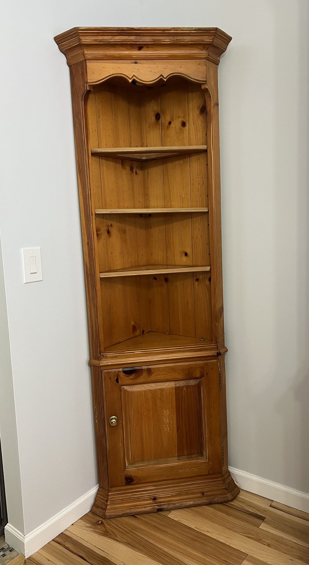 Corner Knotty Pine Lighted Curio/hutch With 3 Shelves