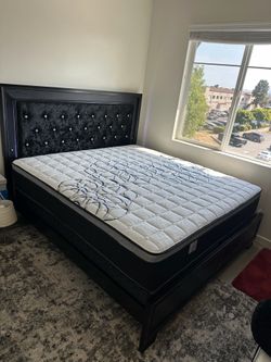 King size bed frame led lights mattress included new in a box.      🔥.     Cama king size con Luz led. Colchon incluido Nueva en Caja