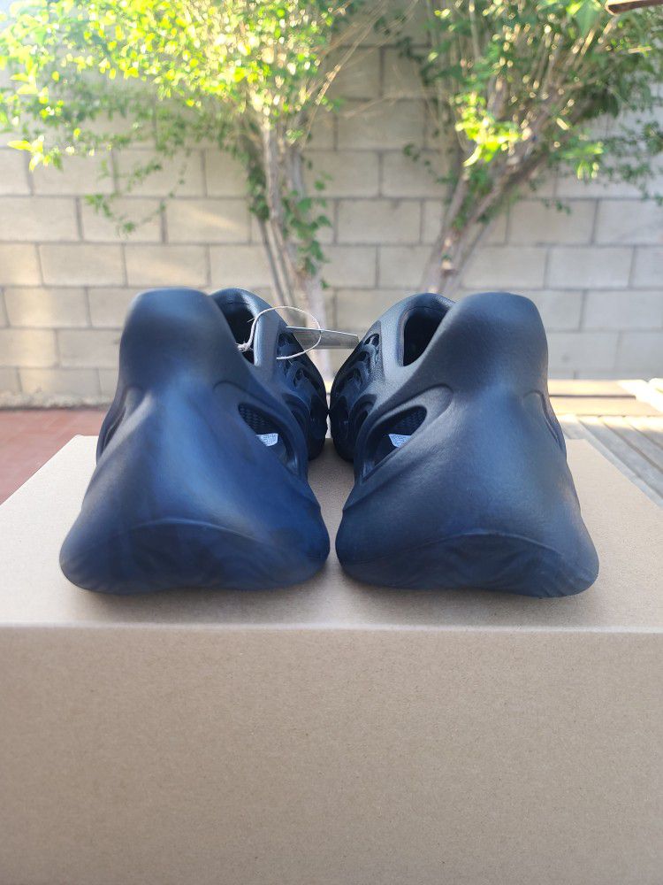 Yeezy foam runner Carbon for Sale in Los Angeles, CA - OfferUp