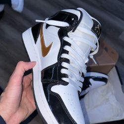 Air Jordan 1 Mid SE Metallic Black/white/gold 