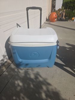 Igloo 50qt cooler icechest on wheels