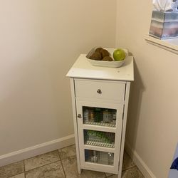 Kitchen cabinet with two shelves