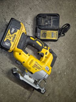 20 volts jigsaw for sale Works Strong Battery And Charger Include