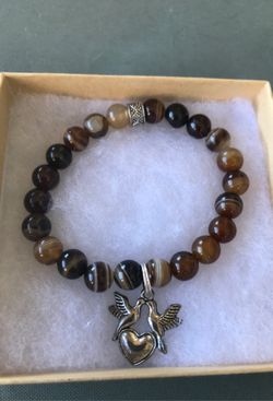 Brown agate stretch bracelet with live birds charm. Size 7.5 inches