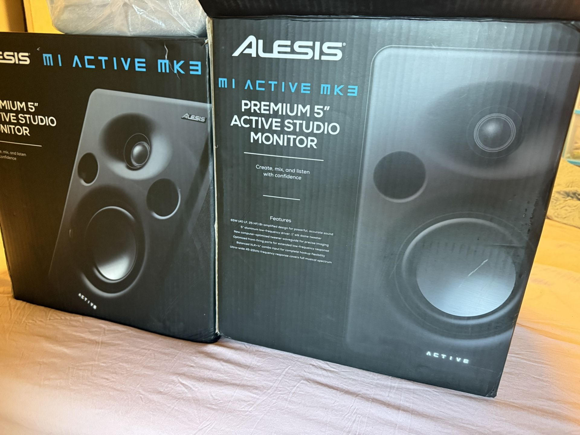 Monitores Alesis M1 Mk3