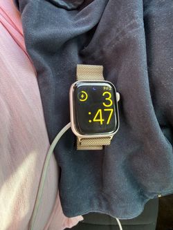 Apple Watch Series 7 + 3 Bands & Charger – Great Condition
