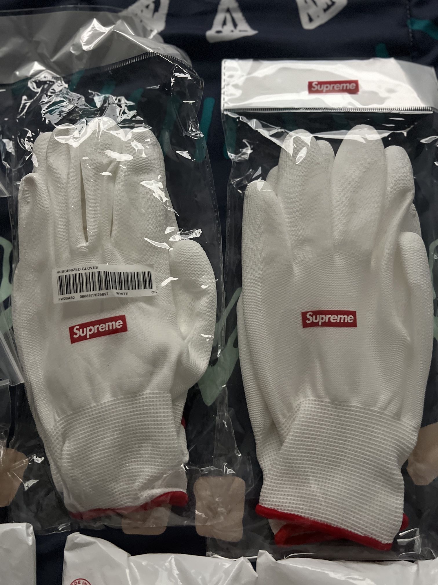Supreme Rubberized Gloves FW20 Season Gift 2X