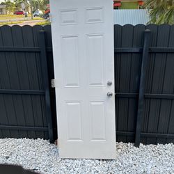 Front Exterior Door / Puerta Principal Para Fuera