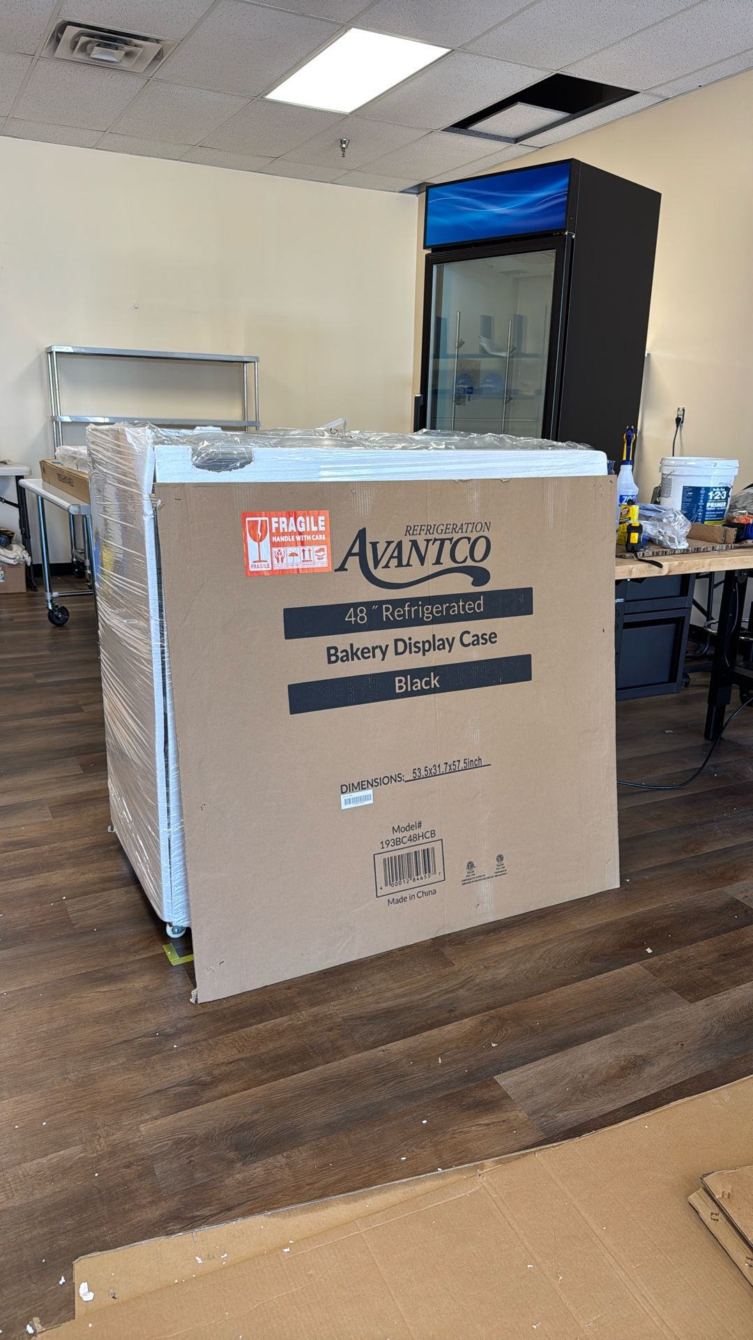 BRAND NEW!! Avantco BC-48-HC 48" Curved Glass Black Refrigerated Bakery Display Case