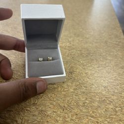 Diamond VVS studded earrings !
