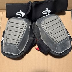 Husky Gray Gel Soft Cap Neoprene Hinge Knee Pad with Adjustable Straps
