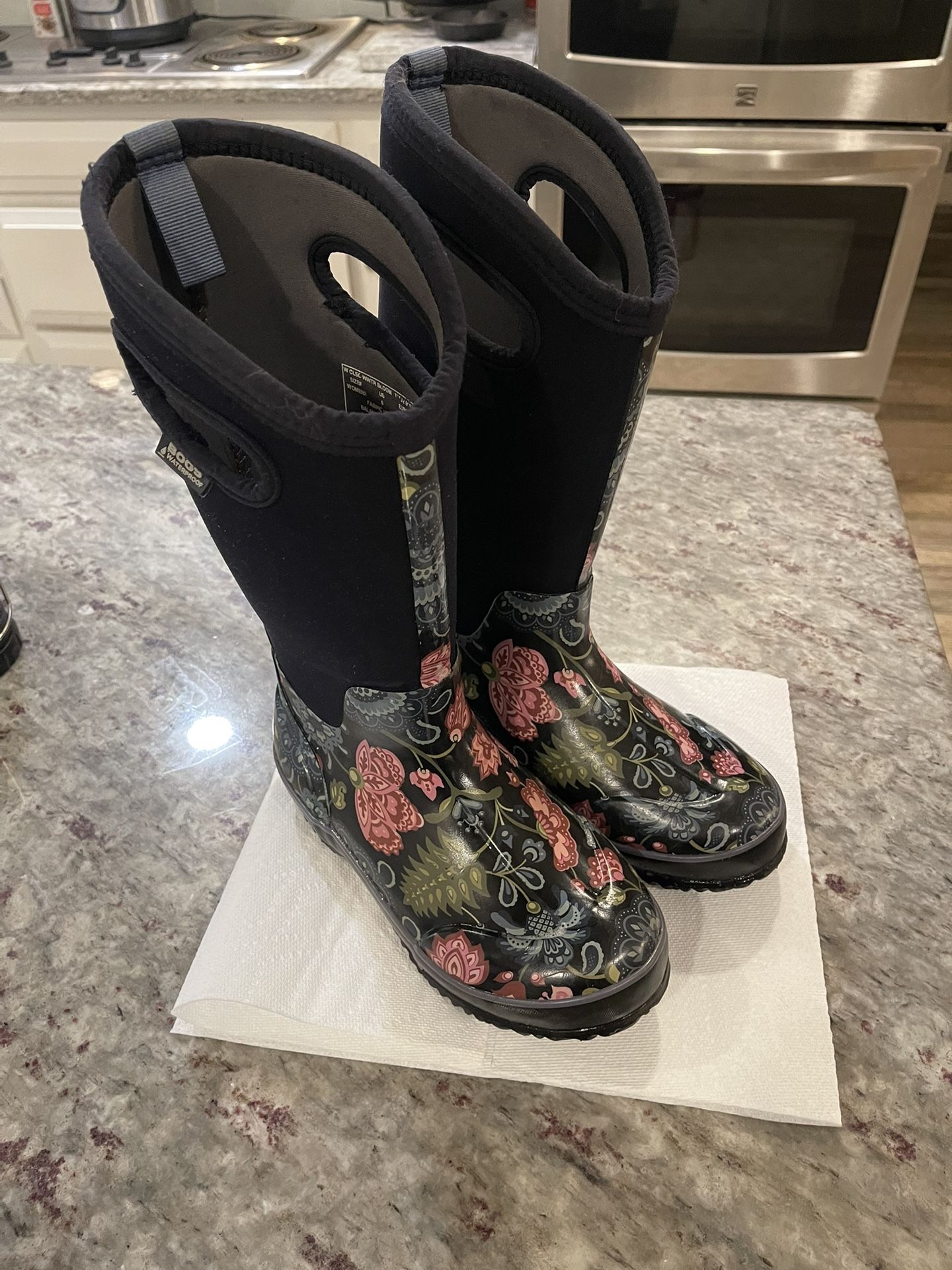 Bogs Mesa Black Floral rain boots women’s size 6