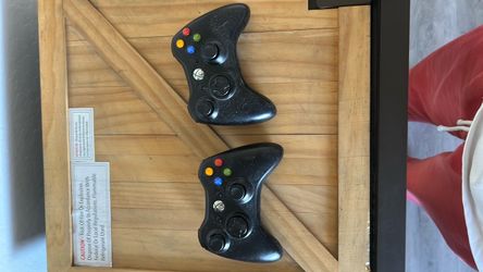 2 Xbox 360 controllers +games