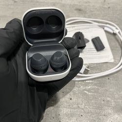 Samsung Galaxy Buds FE Bluetooth Earbuds with Charging Case, Graphite Like New 