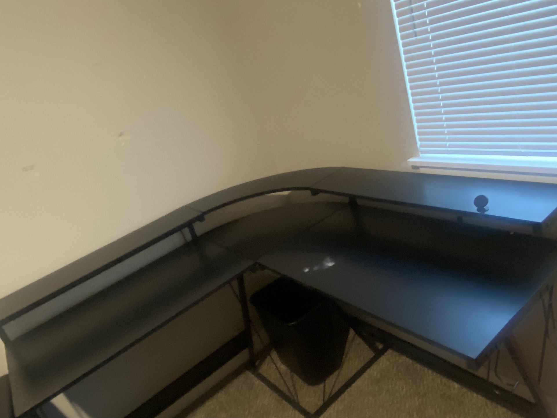 CORNER DESK