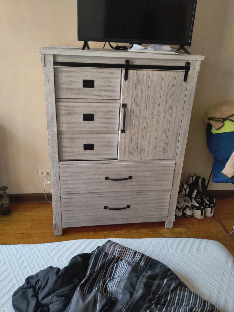 Mesa Farmhouse White/ Gray Chest