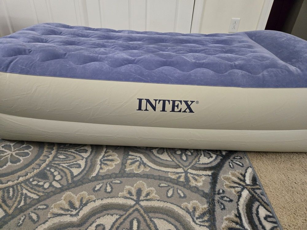 New Intex air mattress with air pump and bag