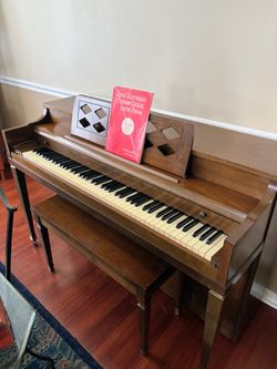 Free piano off Hodges Blvd. Works great. Bring muscle or lift truck to move.