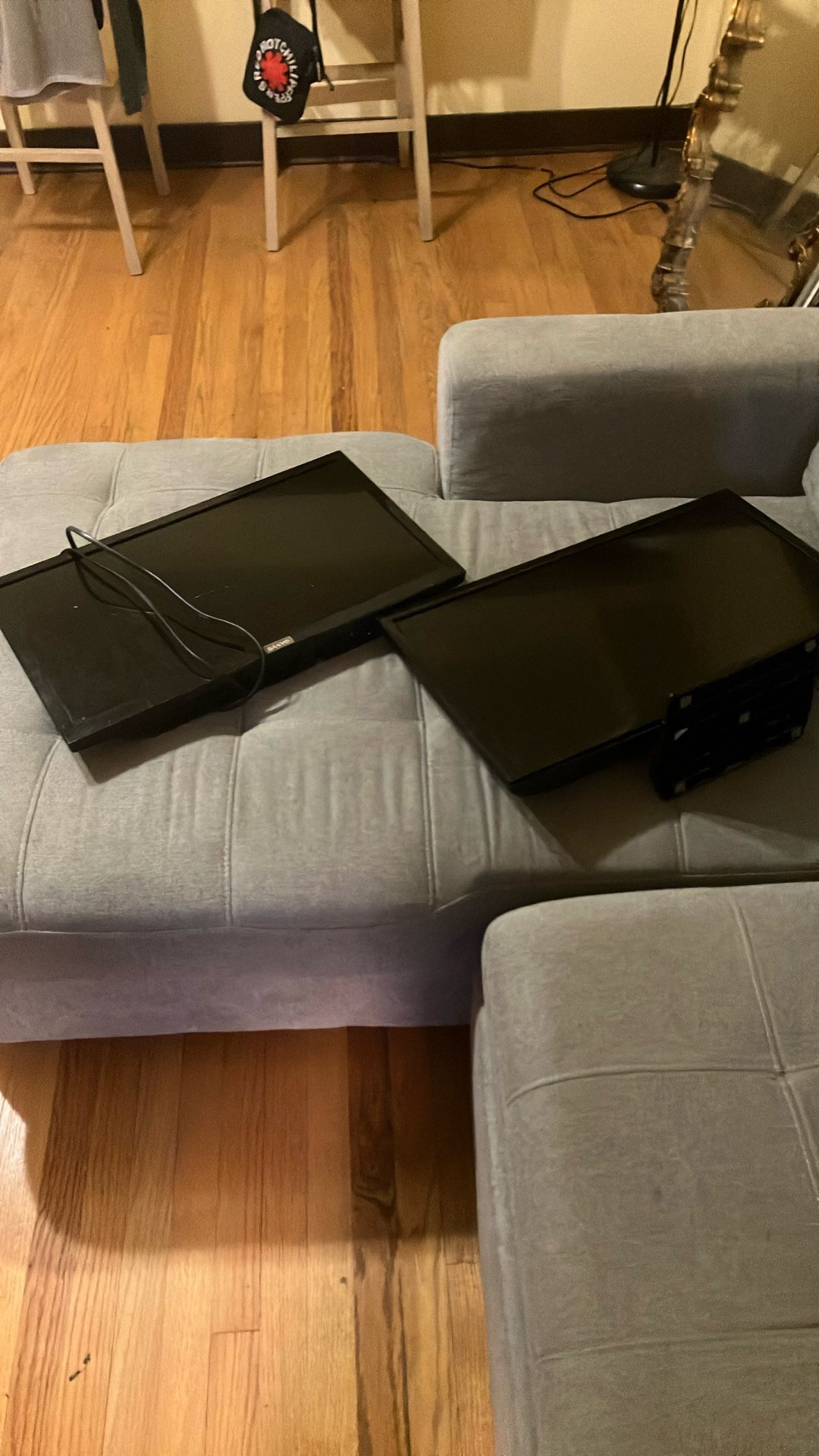 2 Smart TVs