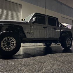 Jeep gladiator 3inch Fox/Zone Off Road Lift With 35s Wheels N Tires $3600 Installed 