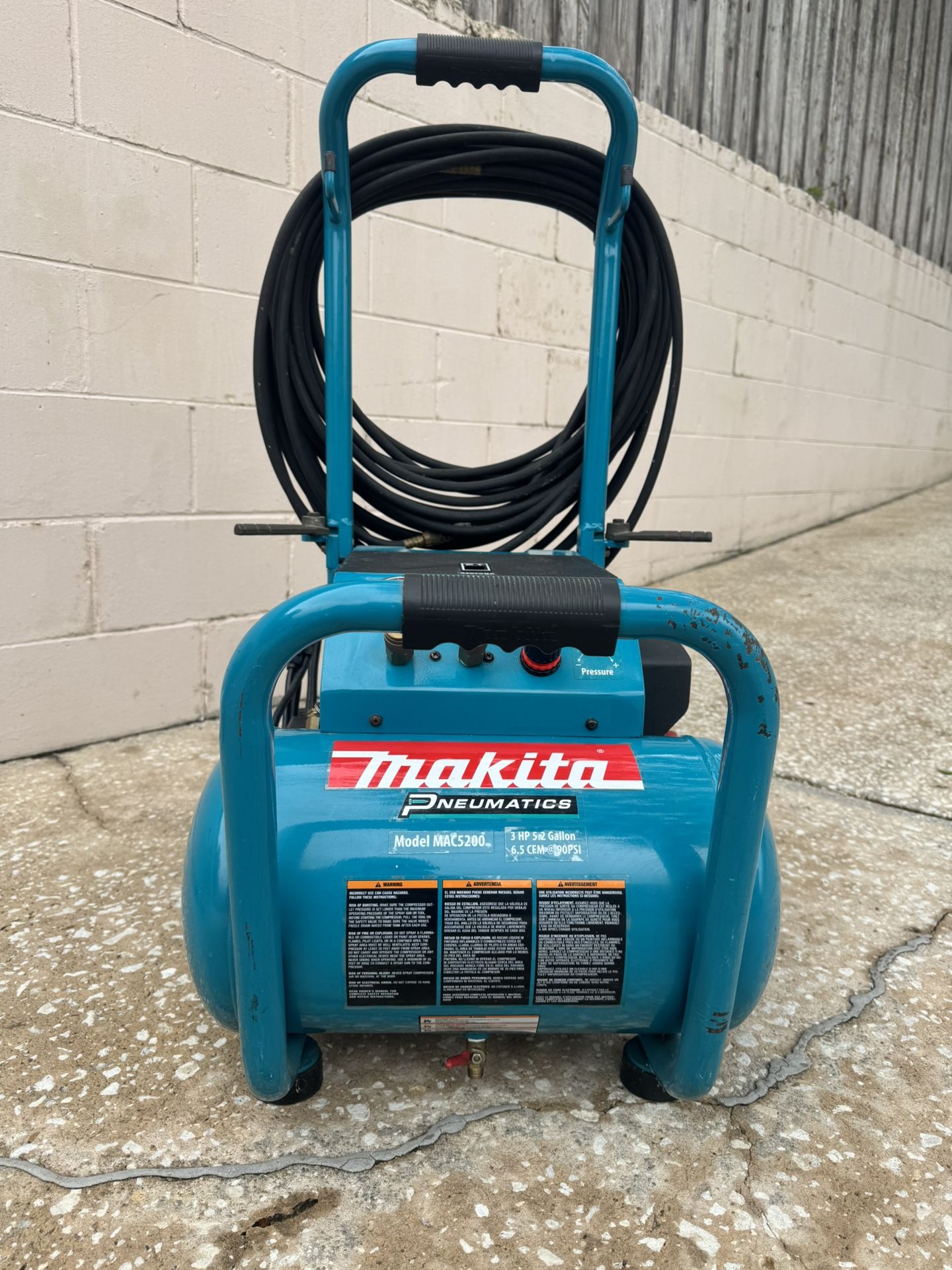 Makita Pneumatics Air Compressor 3.0 HP 5.2 Gallon