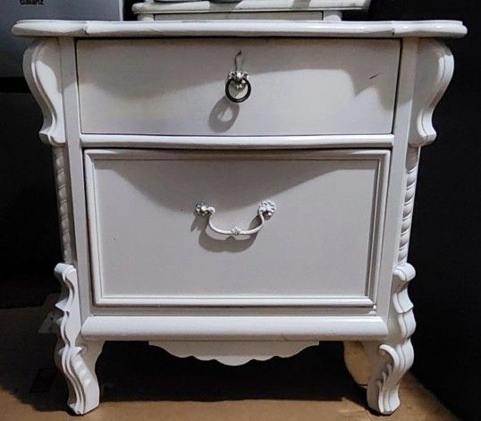 Bedside Table/ Mesita De Luz