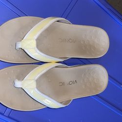 Vionic Cream/tan Flip Flops