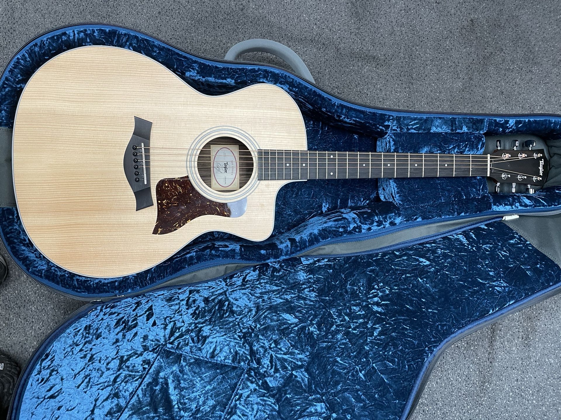 Taylor 214CE Acoustic Guitar w case