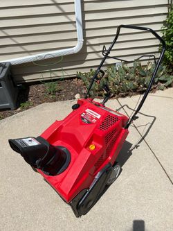 Troy-Bilt Squall 2100 Snowblower