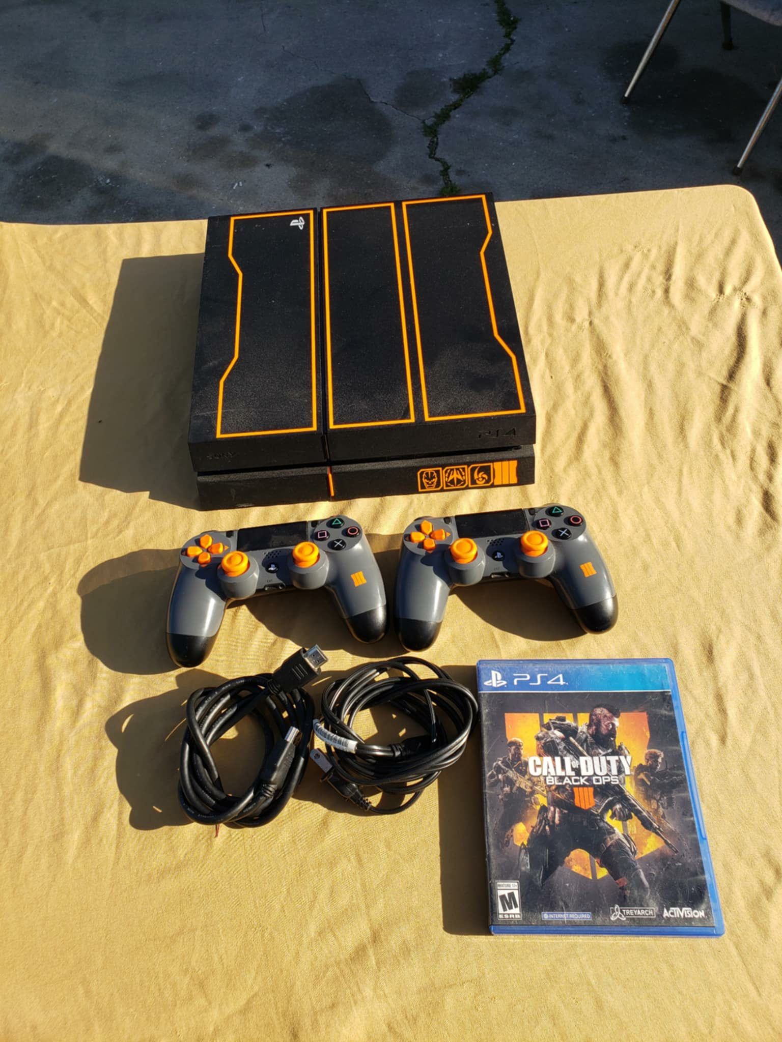 2nd picture has prove amazon sell them $400! Limited edition with 1 Controller. Mine has 2 Controllers & BO3 BO4 included PS4 COMBO $320 OR JAILBREAK