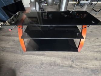 Glass table in excellent condition, like new. Seeing it means buying it .mesa de vidrio en excelentes condiciones, como nueva. verla es comprarla.