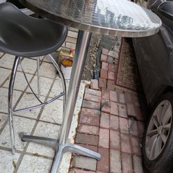 table w   only 1 stool. for $40