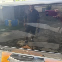 Sylvania TV 32" with Remote