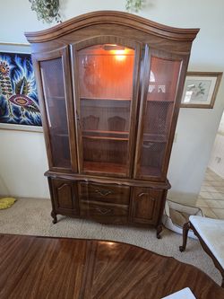 French Provincial Dining Set + Lighted Hutch – Table, 5 Chairs & 3 Leaves