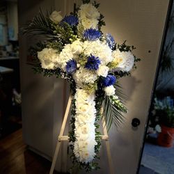Funeral wreaths, Free delivery riverside county. Flores