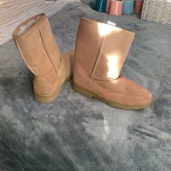 LADIES WINTER BOOTS SIZE 10 SHERPA INSIDE GOR WARMTH WORN JUST A FEW HOURS
