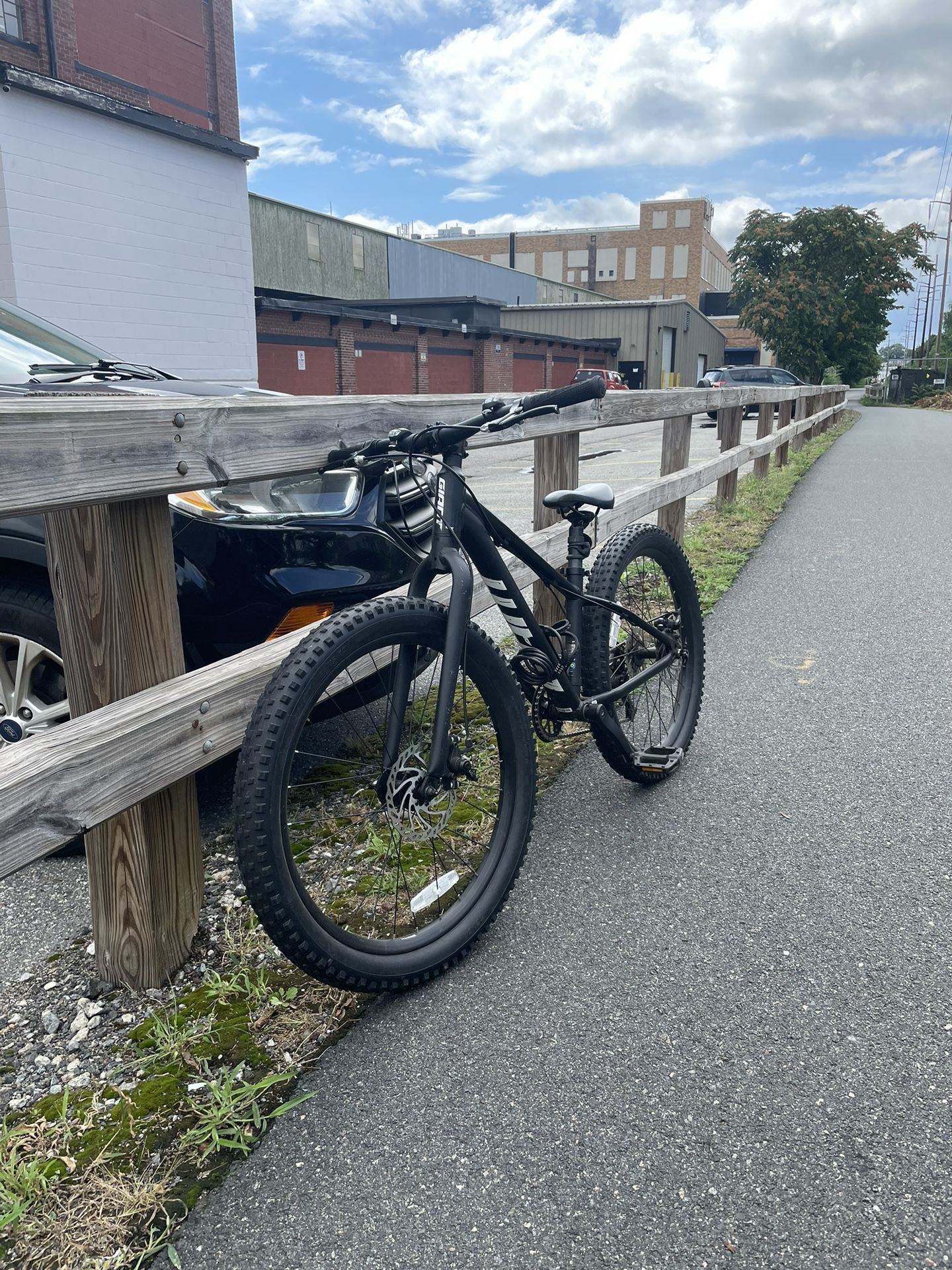 Giant Brand Mountain Bike 24 Inch TRADES