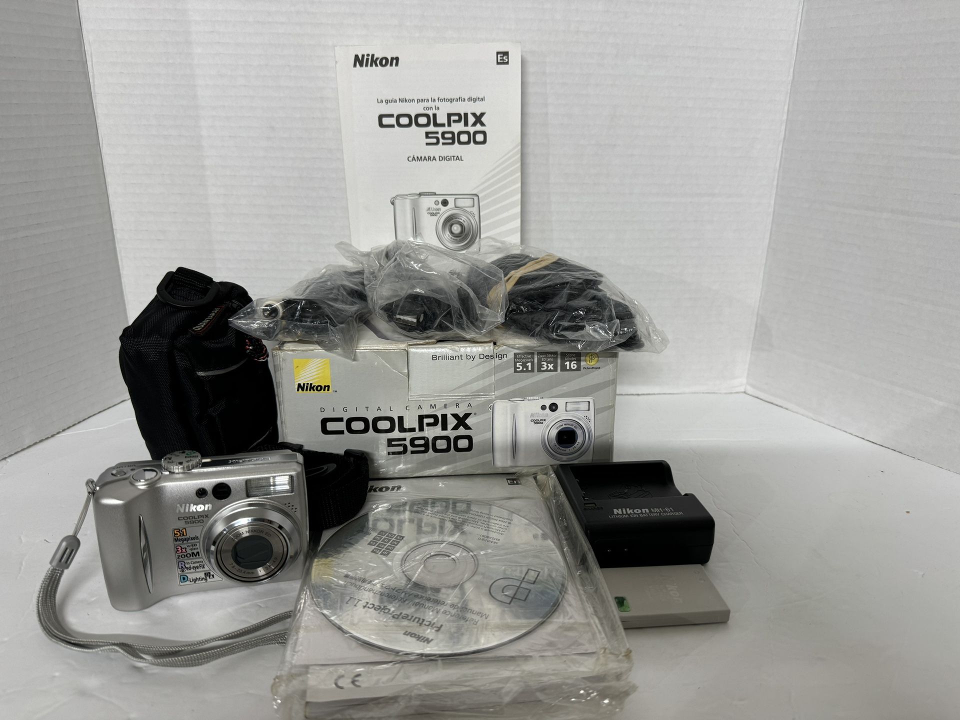 Nikon Coolpix 5900 5.1MP Digital Camera 3x Optical Zoom Complete in Box - Silver