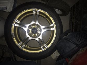 Vendo aros para carros tengo el juego completo o sea 5 aros con todo y goma