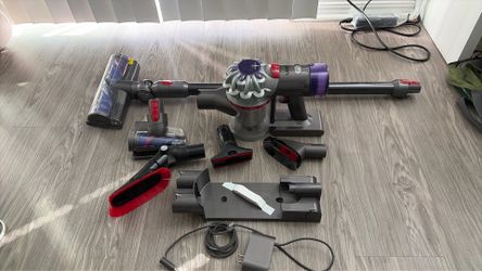 Dyson V8 SV25 Cordless Vacuum – Excellent Condition
