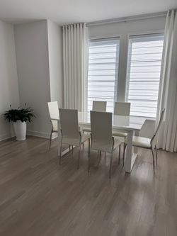 Set of 6 dining chairs; table not included in the price.