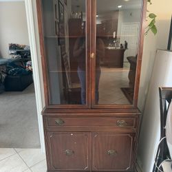 Beautiful vintage cherry wood china cabinet by Drexel Heritage. 