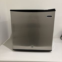 Whynter 1.1 cu Ft Upright Mini Freezer