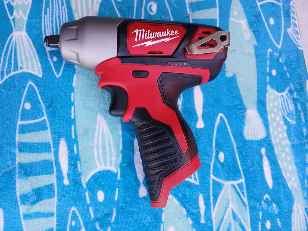 impacto Milwaukke 12v Para Dados De Tres Otavos Soló Herramienta
