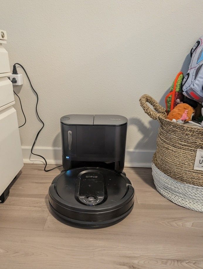 MOVE-OUT SALE – Shark IQ Robot Vacuum (Self-Empty) – $180