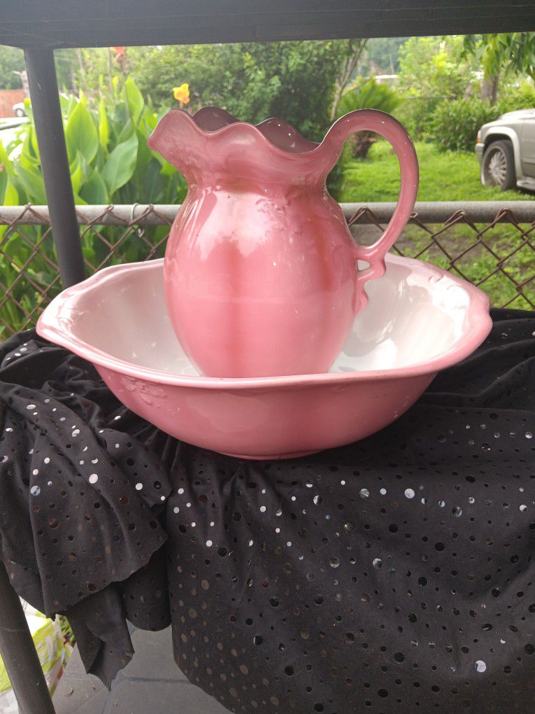 Large  Pink Pictcher And Bowl ... Vintage 